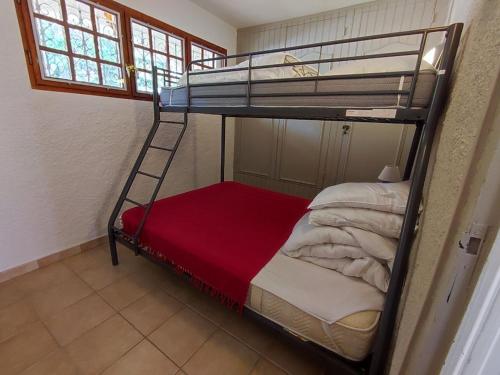 - un lit superposé avec une échelle dans une chambre dans l'établissement Appartement 3 pièces avec piscine, proche plage et commerces à Argelès-sur-Mer - FR-1-776-47, à Argelès-sur-Mer