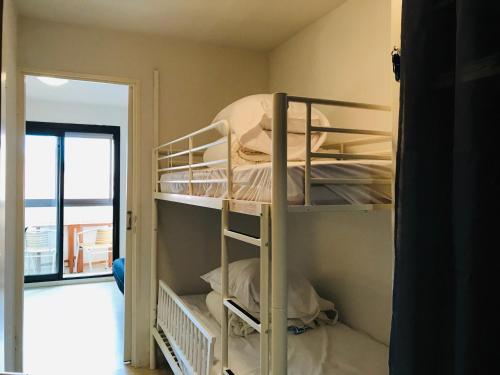 une chambre avec deux lits superposés dans une pièce dans l'établissement Studio Cabine à 400m Plage avec Piscine, Parking Privé, Proche Commerces à Argelès-sur-Mer - FR-1-776-16, à Argelès-sur-Mer