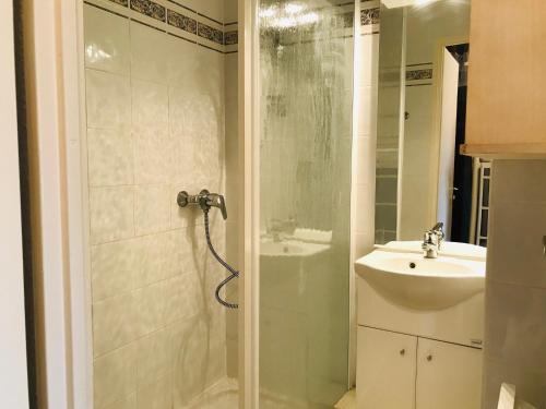 une salle de bain avec douche et lavabo dans l'établissement Studio Cabine à 400m Plage avec Piscine, Parking Privé, Proche Commerces à Argelès-sur-Mer - FR-1-776-16, à Argelès-sur-Mer