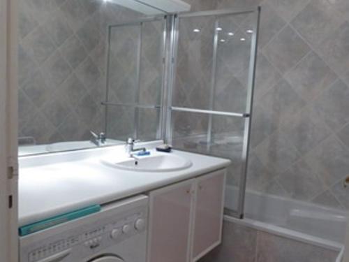 une salle de bain avec un lavabo et une douche dans l'établissement Superbe T3 climatisé pour 6 pers avec accès plage - FR-1-776-26, à Canet