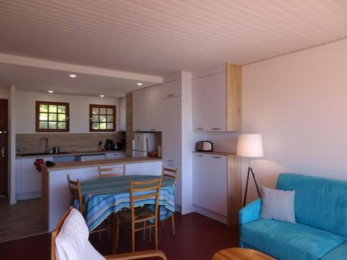Il comprend une cuisine et un salon avec un canapé bleu. dans l'établissement Appartement 3 pièces rénové - Accès direct plage - 6 pers - FR-1-776-36, à Argelès-sur-Mer
