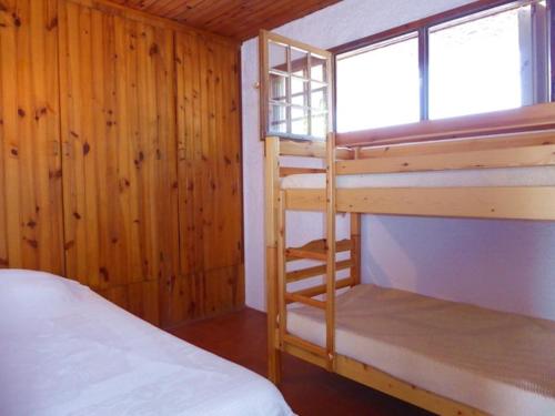 une chambre avec deux lits superposés et une fenêtre dans l'établissement Appartement 3 pièces rénové - Accès direct plage - 6 pers - FR-1-776-36, à Argelès-sur-Mer