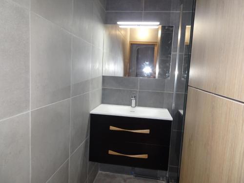 une salle de bain avec un lavabo et un miroir dans l'établissement Appartement 3 pièces rénové - Accès direct plage - 6 pers - FR-1-776-36, à Argelès-sur-Mer