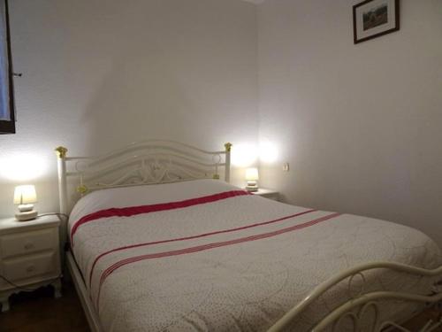 une chambre avec un lit blanc avec deux tables de nuit dans l'établissement T2 avec Terrasse à 500m de la Plage - Piscine, Tennis, Parking Privé - Argelès-sur-Mer - FR-1-776-40, à Argelès-sur-Mer