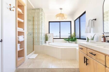 Kúpeľňa v ubytovaní Ocean View Suite Manhattan Beach Patio