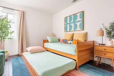 1 dormitorio con 2 camas y vestidor en Relax and Unwind Luxe Home Blocks from Beach, en Hermosa Beach