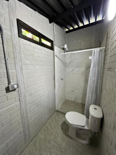 łazienka z toaletą i prysznicem w obiekcie Glamping Moterio w mieście Santa Rosa de Cabal