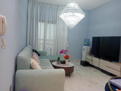 Mag5 في دبي: غرفة معيشة بها أريكة وتلفزيون