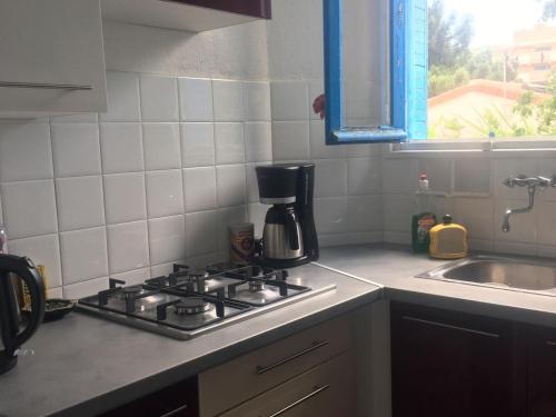 Il comprend une cuisine équipée d'une cuisinière et d'un évier. dans l'établissement Appartement 4 pers à 50m de la plage avec terrasse calme et proche commerces à Argelès-sur-Mer - FR-1-776-51, à Argelès-sur-Mer