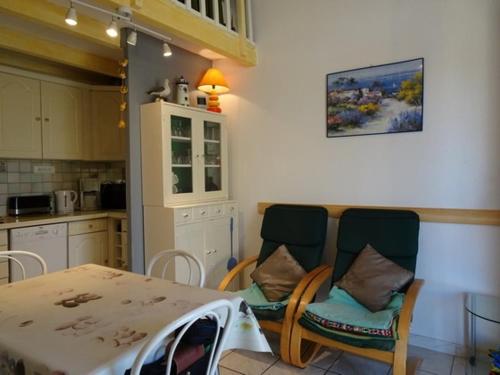 une cuisine et une salle à manger avec une table et des chaises dans l'établissement Pavillon rénové à 500m de la plage avec terrasse et parking privé à Argelès-sur-Mer - FR-1-776-53, à Argelès-sur-Mer