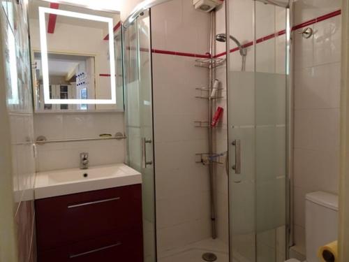 une salle de bain avec une douche en verre et un lavabo dans l'établissement Pavillon rénové à 500m de la plage avec terrasse et parking privé à Argelès-sur-Mer - FR-1-776-53, à Argelès-sur-Mer