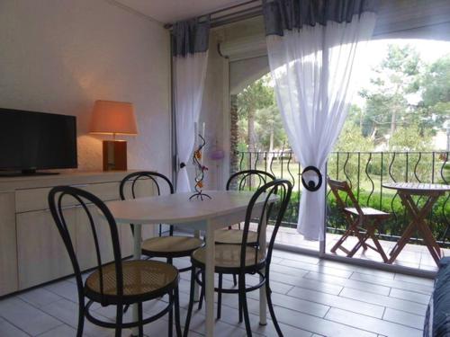 une salle à manger avec une table et des chaises et un balcon dans l'établissement Charmant T2 rénové, proche plage et commerces, balcon, parking, accepte petits animaux - FR-1-776-56, à Argelès-sur-Mer