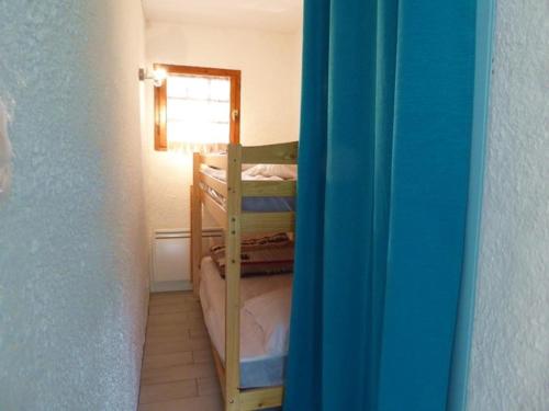 une chambre avec deux lits superposés et une fenêtre dans l'établissement Charmant T2 rénové, proche plage et commerces, balcon, parking, accepte petits animaux - FR-1-776-56, à Argelès-sur-Mer