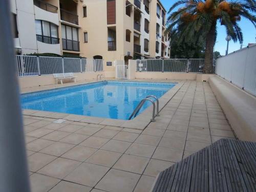 - une piscine en face d'un immeuble dans l'établissement Studio Cabine 4 Pers. avec Wifi, Piscine, Parking à 500m de la Plage d'Argelès - FR-1-776-54, à Argelès-sur-Mer