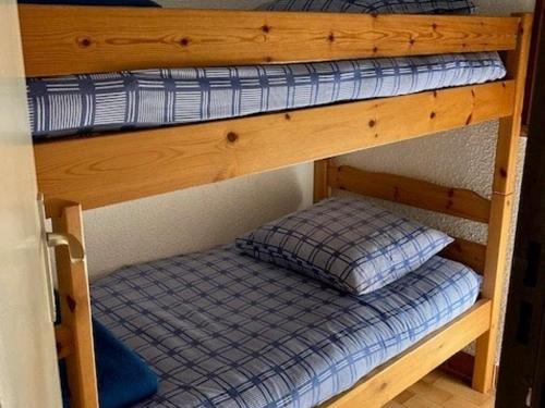 - 2 lits superposés avec un oreiller sur la couchette inférieure dans l'établissement Studio Cabine 4 Pers. avec Wifi, Piscine, Parking à 500m de la Plage d'Argelès - FR-1-776-54, à Argelès-sur-Mer