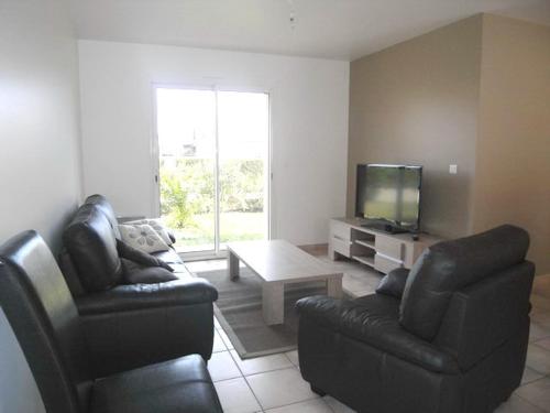 - un salon avec deux chaises et une télévision à écran plat dans l'établissement Villa avec piscine privée, climatisation et jardin clos - Argelès-sur-Mer - FR-1-776-67, à Argelès-sur-Mer