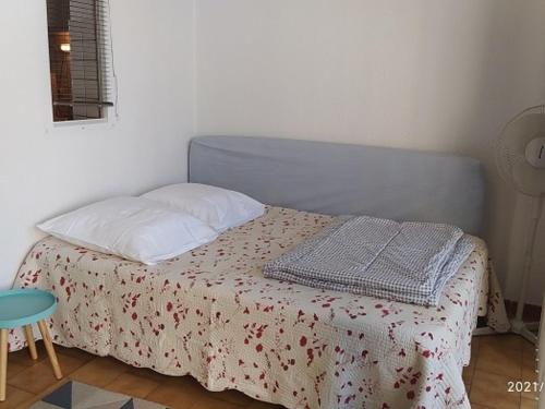 - une chambre avec un lit à tête bleue dans l'établissement Studio avec Piscine, Tennis et Terrasse à 500m de la Plage d'Argelès - FR-1-776-59, à Argelès-sur-Mer