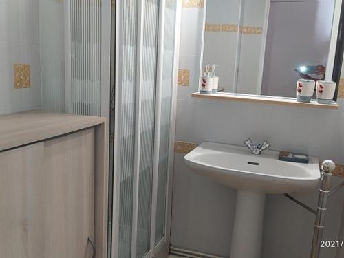 une salle de bain blanche avec un lavabo et un miroir dans l'établissement Studio avec Piscine, Tennis et Terrasse à 500m de la Plage d'Argelès - FR-1-776-59, à Argelès-sur-Mer