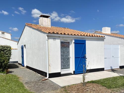 Photo de la galerie de l'établissement Maison T2 avec Piscine Chauffée, Tennis Proche Mer - FR-1-231-304, à Bretignolles-sur-Mer