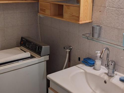 a kitchen with a sink and a microwave at Charmant T2 5 pers, Sud, balcon, TV, lave-linge, garage optionnel, calme à Orcières - FR-1-262-187 in Orcières