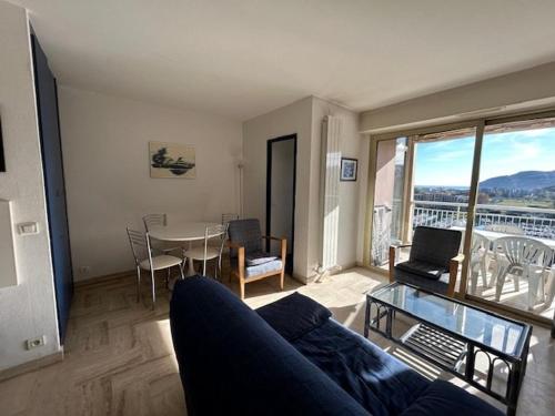 un salon avec un canapé et une table dans l'établissement Studio avec piscine, balcon, parking à Mandelieu-la-Napoule - FR-1-609-92, à Mandelieu-la-Napoule