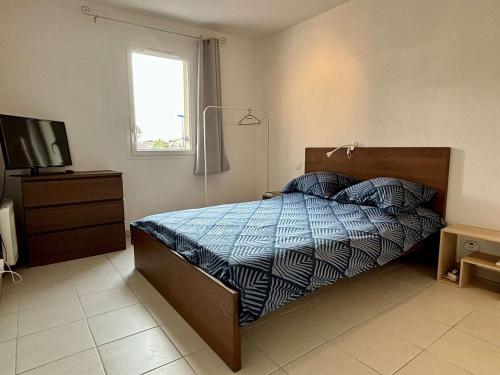 ein Schlafzimmer mit einem Bett und einem TV in der Unterkunft Appartement Argelès-sur-Mer, 2 pièces, 4 personnes - FR-1-225-803 in Argelès-sur-Mer
