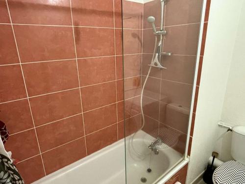 une salle de bain avec une douche avec une porte vitrée dans l'établissement Appartement calme 2 pièces avec terrasse et parking, proche plage à Argelès-sur-Mer - FR-1-225-803, à Argelès-sur-Mer