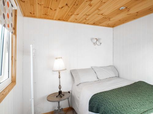 Burwarton的住宿－School Lodge，一间小卧室,配有一张床和一张桌子