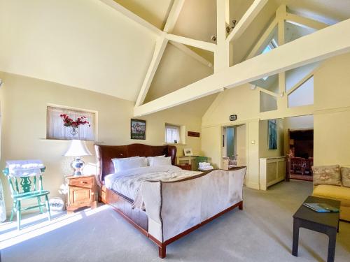 Oaklands Farm - Cottage 5 في Broughton: غرفة نوم بسرير كبير وأريكة