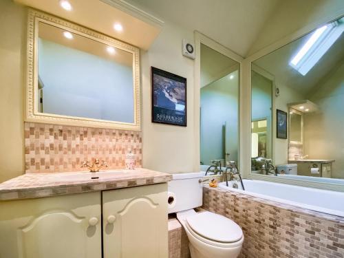 Oaklands Farm - Cottage 5 في Broughton: حمام مع مرحاض وحوض استحمام ومغسلة