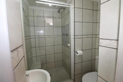 een badkamer met een douche, een toilet en een wastafel bij Seagull 513 in Margate