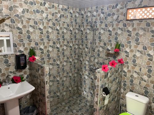 RotoavaにあるKoriKori House Fakaravaのバスルーム(シャワー、トイレ、洗面台付)