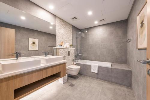 La salle de bains est pourvue d'une baignoire, de toilettes et d'un lavabo. dans l'établissement Ultra Luxury Dubai Marina - Stella Maris Tower, à Dubaï