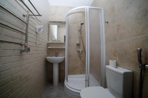 モスクワにあるホテル クリスティンのバスルーム(シャワー、トイレ、シンク付)