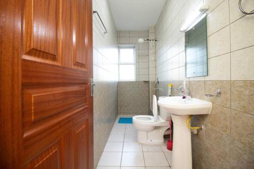 Et badeværelse på Arabel 1 Bedroom D5 Kishan Towers, Nanyuki