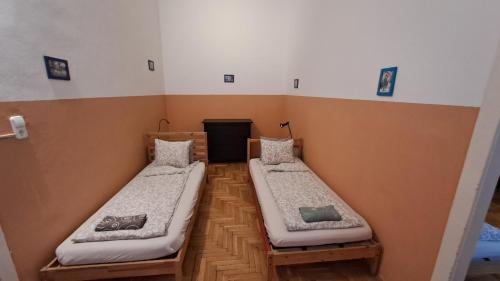 Кровать или кровати в номере Pal's Hostel and Apartments