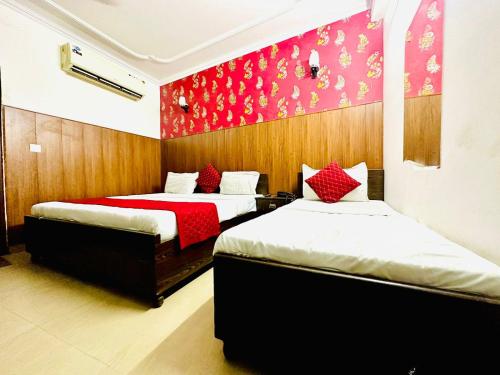 Llit o llits en una habitació de Hotel Galaxy Inn Near Delhi International Airport