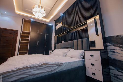 Postel nebo postele na pokoji v ubytování Big chill stays (luxe suits)