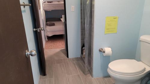 uma casa de banho com um WC e uma cabina de duche ao nível do chão em Beach Getaway with Cozy 2 Bedrooms near the Ocean, Arecibo em Arecibo