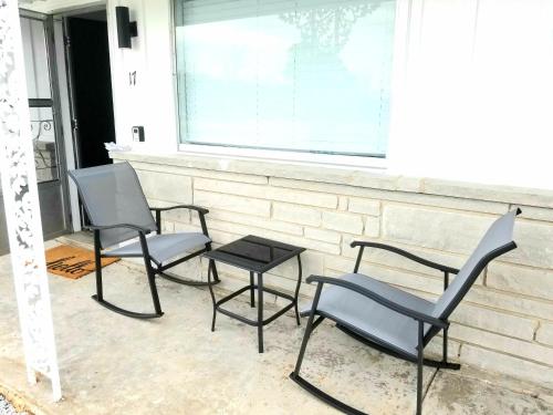 três cadeiras e uma mesa em frente a uma janela em Lakeview Luxury Resort em Lakeview