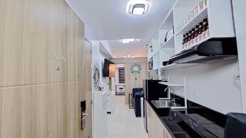 A kitchen or kitchenette at Brand New 2-bedroom
