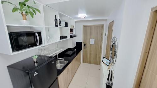 A kitchen or kitchenette at Brand New 2-bedroom