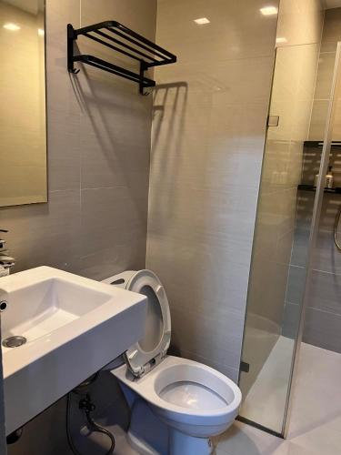 La salle de bains est pourvue de toilettes, d'un lavabo et d'une douche. dans l'établissement 101 NB Ziah accomodation place, à Manille