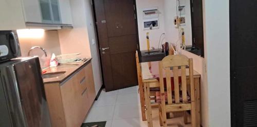 une cuisine avec une table et une chaise. dans l'établissement 101 NB Ziah accomodation place, à Manille
