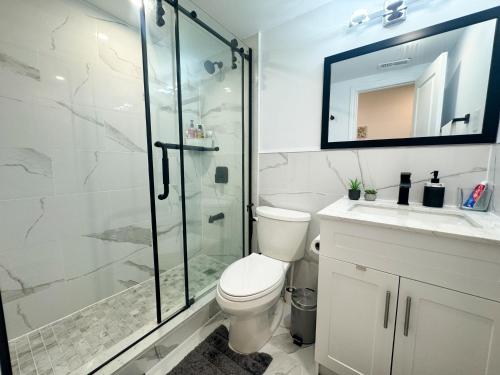 惠特比的住宿－The Khan Villa，一间带卫生间和玻璃淋浴间的浴室