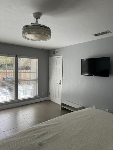 Televisyen dan/atau pusat hiburan di Spacious Room in A Nice House