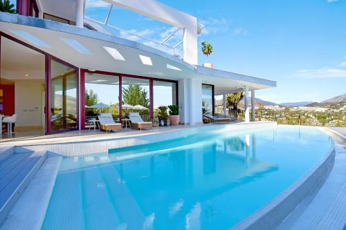 Extraordinary 7 BDRM Villa w Pool, Gym, Cinema