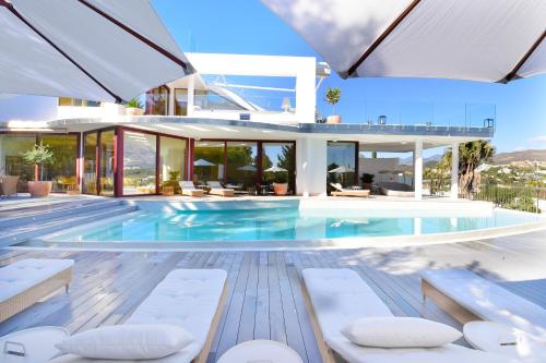 Extraordinary 7 BDRM Villa w Pool, Gym, Cinema