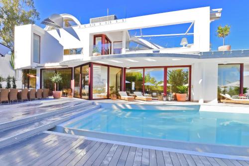 Extraordinary 7 BDRM Villa w Pool, Gym, Cinema