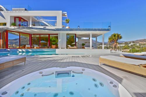 Extraordinary 7 BDRM Villa w Pool, Gym, Cinema